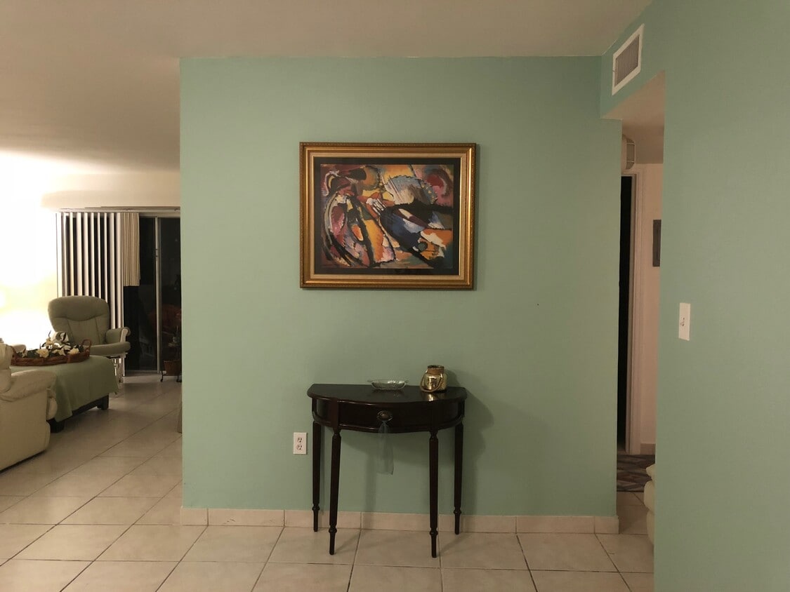 Primary Photo - 6904 N Kendall Dr