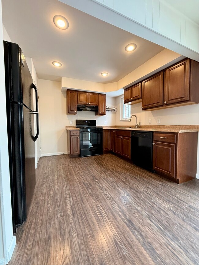 Building Photo - 130 E Farnum Ave