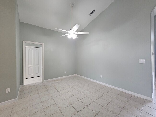 Foto del edificio - Spacious 3-bed, 2-bath Home Designed for Comfortable everyday living in Clermont, FL