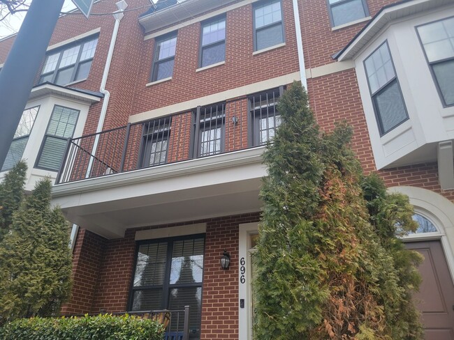 Building Photo - Stunning 3 BR/3.5 BA Townhome in Brookland!