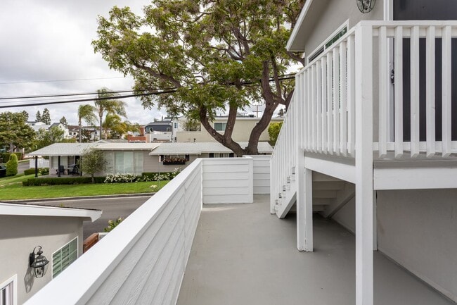 Building Photo - 520.5 Poinsettia Ave