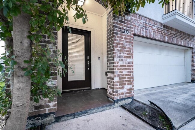 Building Photo - 730 W 24th St
