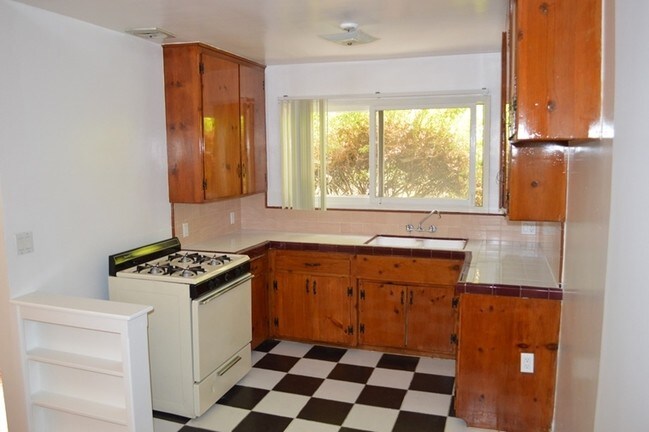 Interior Photo - 140 N Hayworth Ave