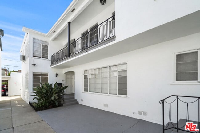 Building Photo - 474 S Roxbury Dr