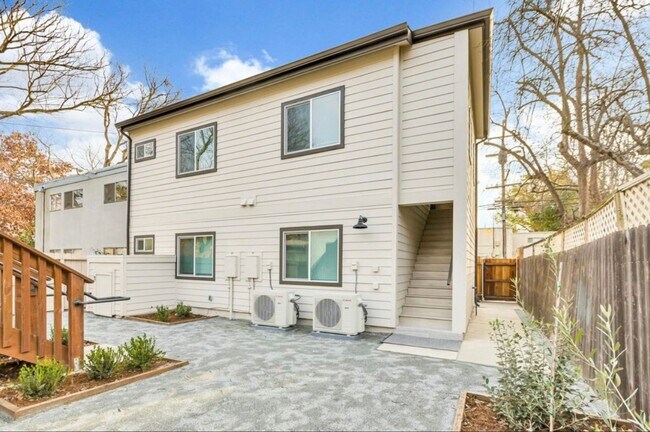 Foto del edificio - 2 bedroom / 1 bath | Midtown Duplex Available Now