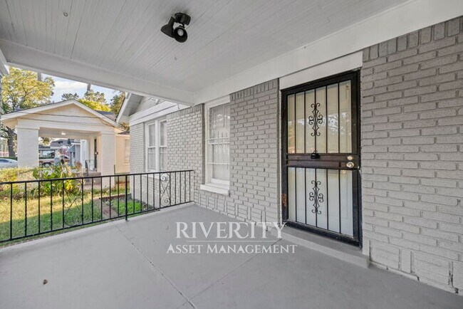 Foto del edificio - Beautifully Renovated 3-Bedroom Home in Me...