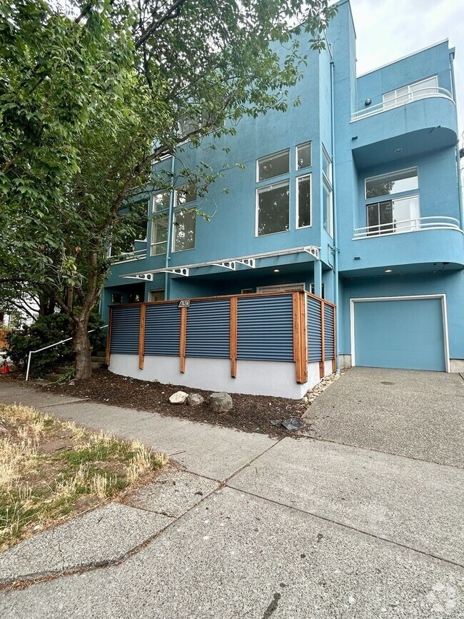 Building Photo - 430 10th Ave E