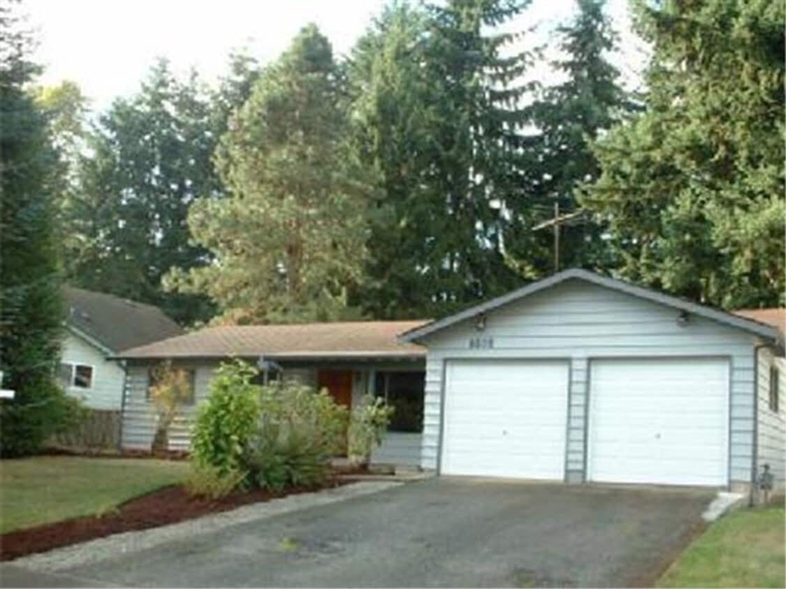 Primary Photo - Cozy Redmond rambler with large fenced yar...