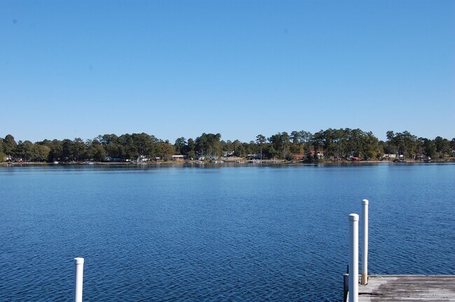 Building Photo - 180 Lakeshore Dr