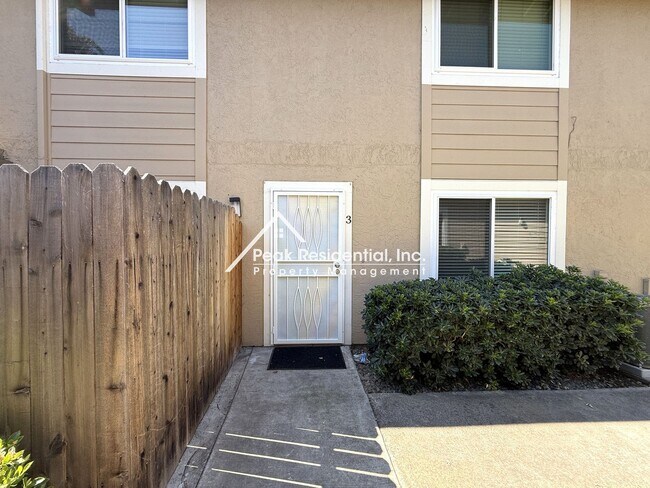 Building Photo - Spacious Carmichael 3bd/1.5ba Condo near M...