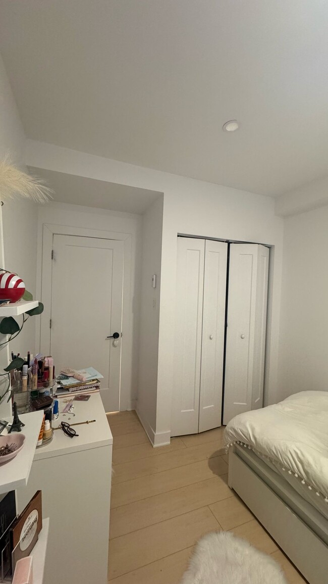Building Photo - 6090 Rue Laurendeau
