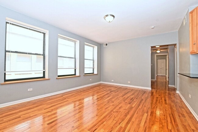 Building Photo - Three Bedroom in South Shore