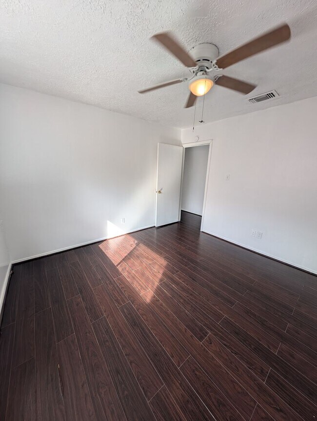 Foto del edificio - Welcome to this beautifully maintained home in the desirable Fairmont Park East area of La Porte!