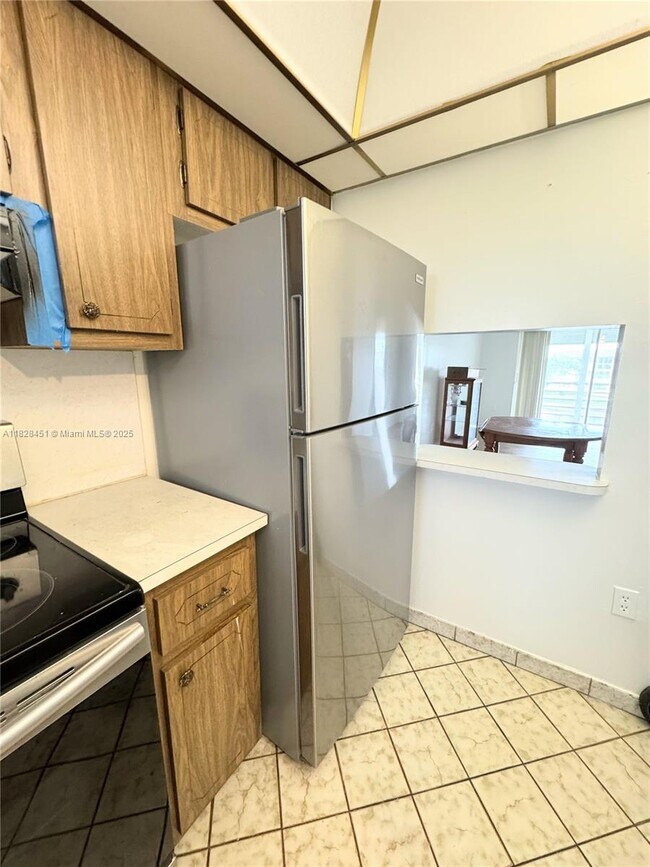 Foto del edificio - 8435 Sunrise Lakes Blvd