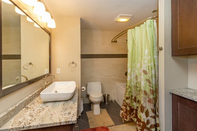 Building Photo - Woodworks Townhome- 3 Bedroom/3 Bath Unit w/Updated kitchen on the Bus Route