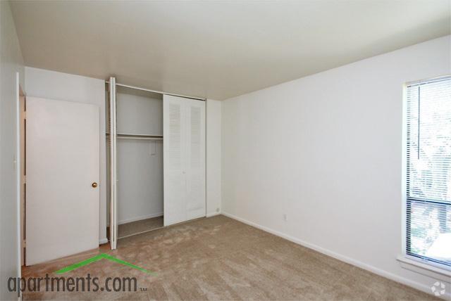 Bedroom - Townhouses of White Oak