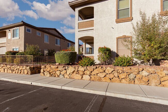 Foto del edificio - 1st floor unit with garage in gated Hender...