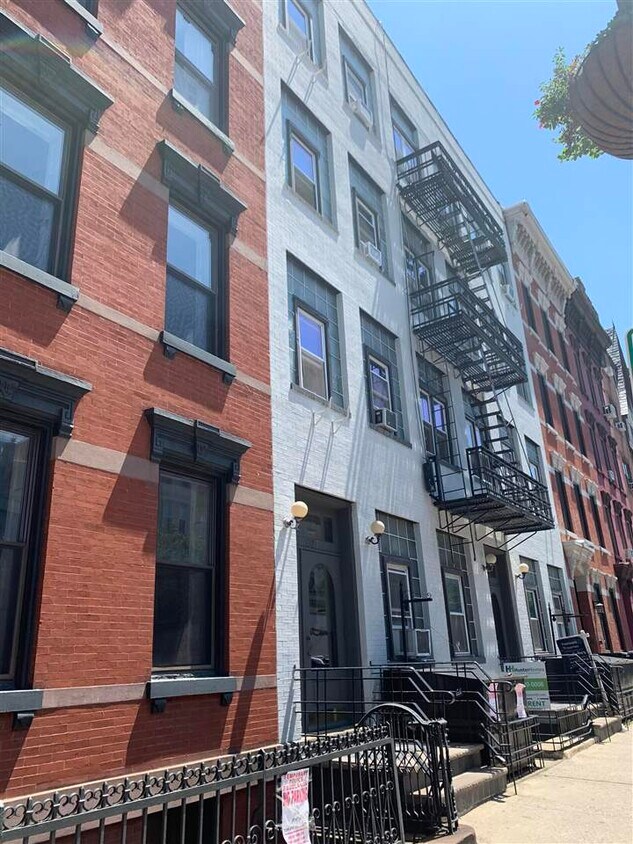 Primary Photo - 1025 Washington St