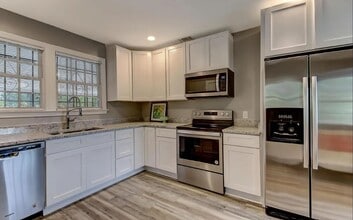 Building Photo - 45 E 60th St