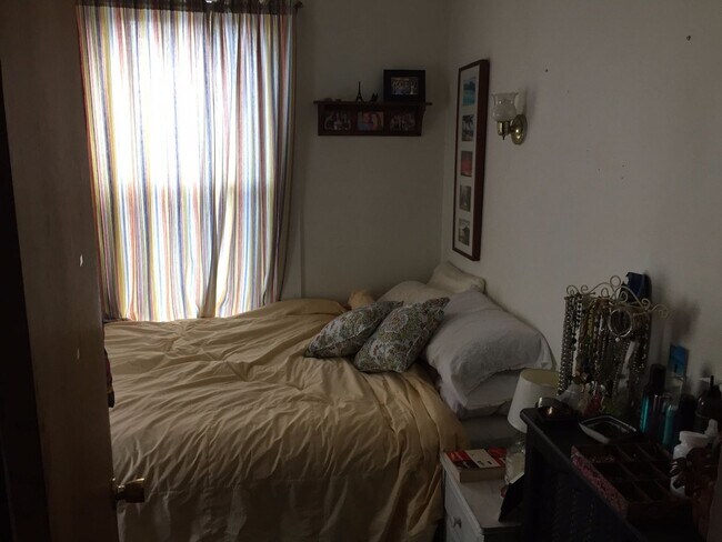 Building Photo - Gigantic 3 bed unit near Davis Square in S...