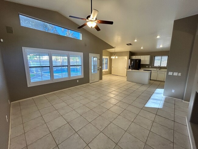 Foto del edificio - 3 Bed/ 2 Bath Home with Den in Arrowhead Ranch with Pool!