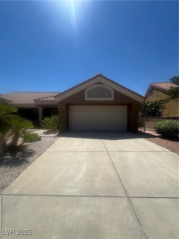 Foto principal - 9709 Blue Bell Dr