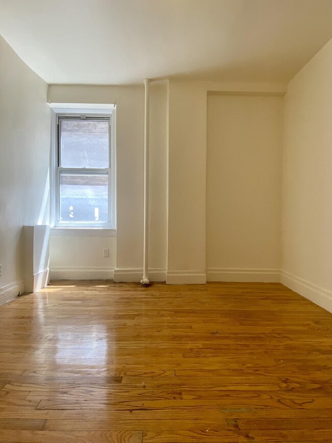 Building Photo - 140 W 71st St