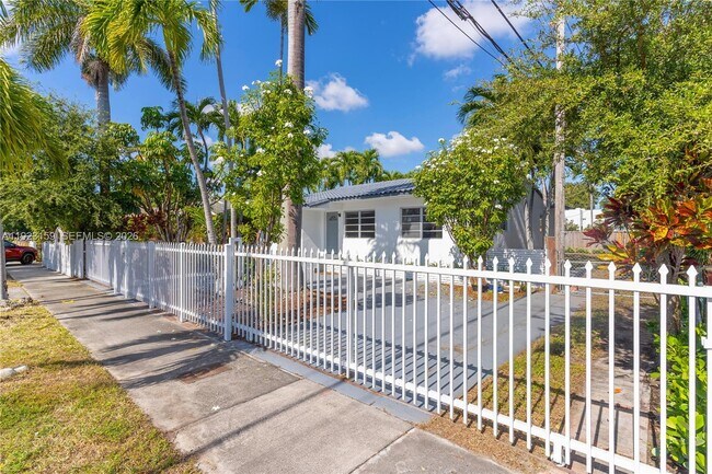 Foto del edificio - 2221 SW 13th St