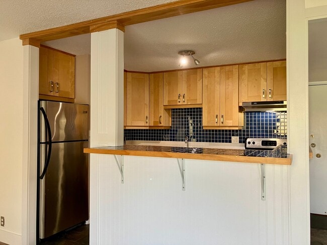 Building Photo - 875 Donner Way