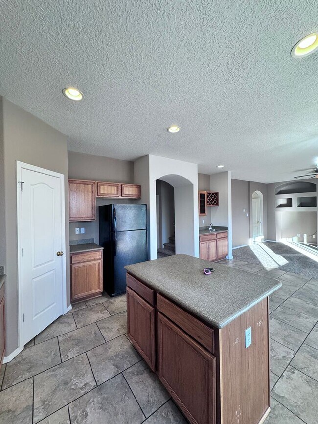 Building Photo - 3 bedroom 2.5 bathroom New Paint and Carpet