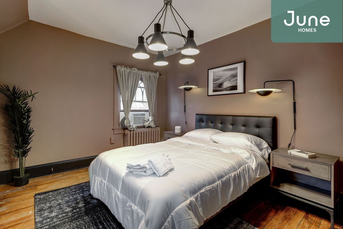 Primary Photo - ROOM ONLY in 7-bed/3.5-bath Home