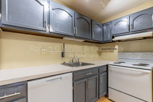 Building Photo - 7 F Country Squire Dr