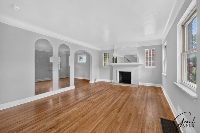 Building Photo - $1350 3 bedrooms