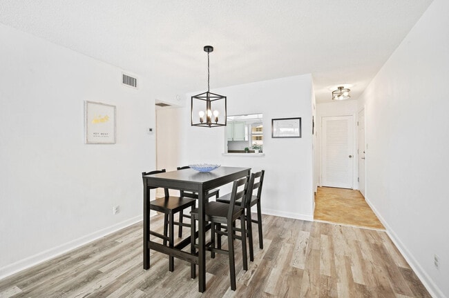 Building Photo - 1050 Hillsboro Mile