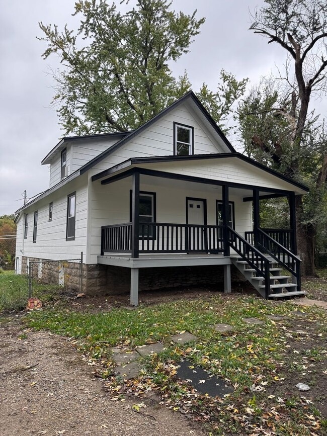 Building Photo - 2820 SE Wisconsin Ave