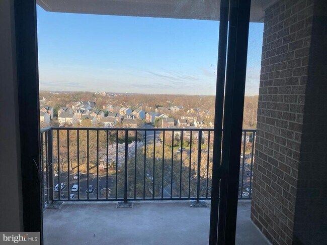 Building Photo - 2311 Pimmit Dr