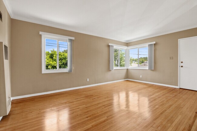 Building Photo - 3008 Greenfield Ave