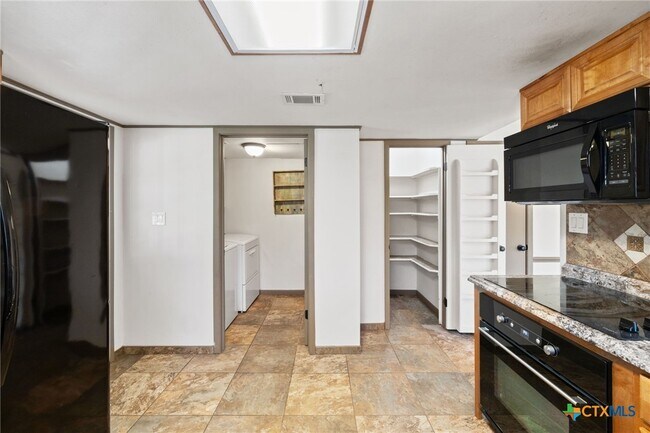 Foto del edificio - 322 Oakwood Loop