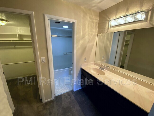 Foto del edificio - 4050 E Cactus Rd