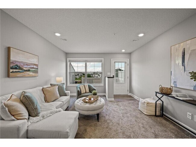 Building Photo - Beautiful Newer 3 Bed/2.5 Bath Townhouse- ...