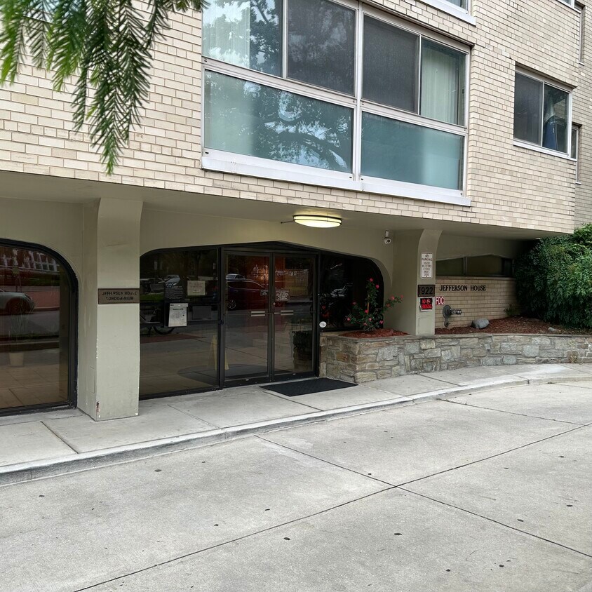 Foto principal - 922 24th St NW