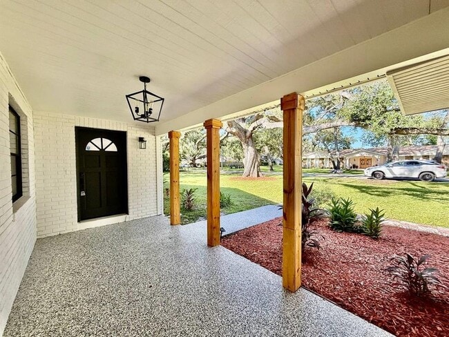 Building Photo - 15611 Walden Ave