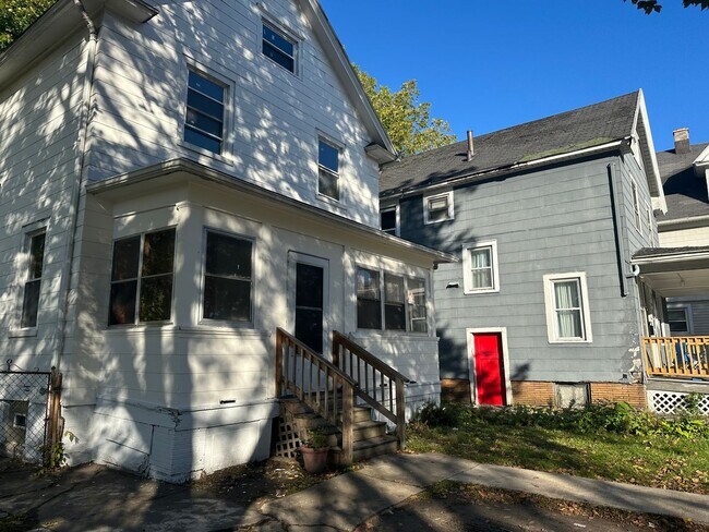 Foto del edificio - HUGE HOME 4 BEDROOMS WITH 1.5 BATH !!! WIL...