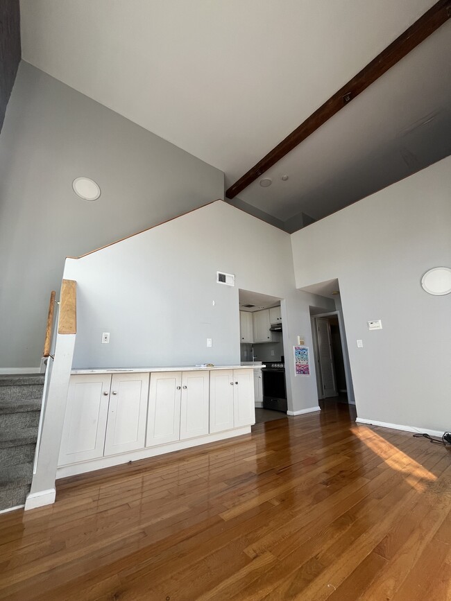 Building Photo - 491 Valley St