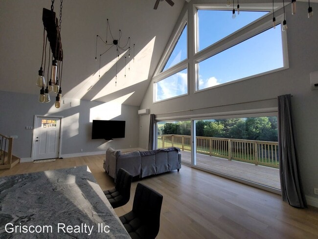 Building Photo - 5 br, 3 bath House - 444 Blackberry Street