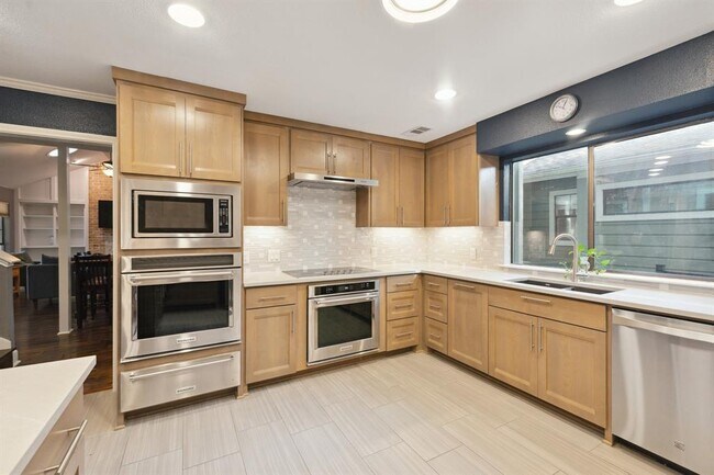 Building Photo - 5704 Sam Houston Cir