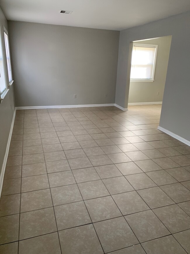 Building Photo - 405 Savage Dr