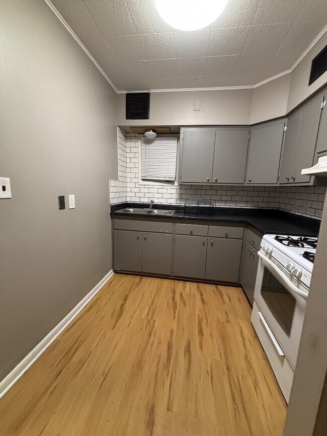 Foto del edificio - 705 E Center St