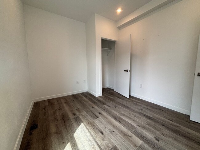 Foto del edificio - 240- 242 E Girard