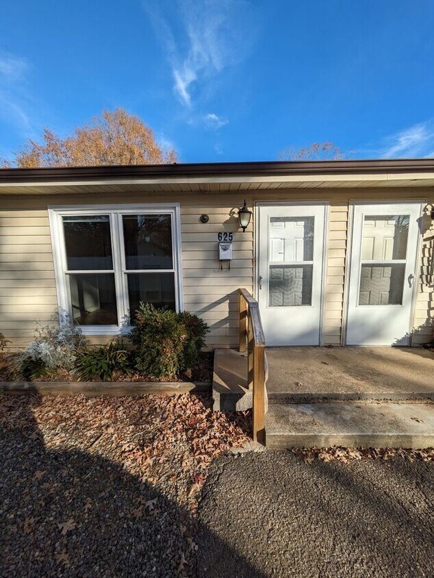 Primary Photo - 2BD/1BA Duplex in Hickory, NC